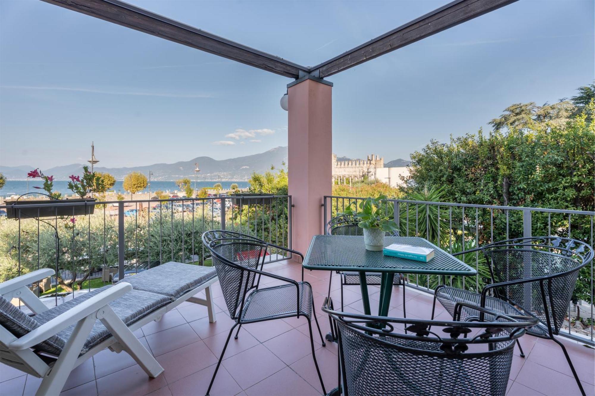 Hotel Al Castello Torri Del Benaco Exterior photo