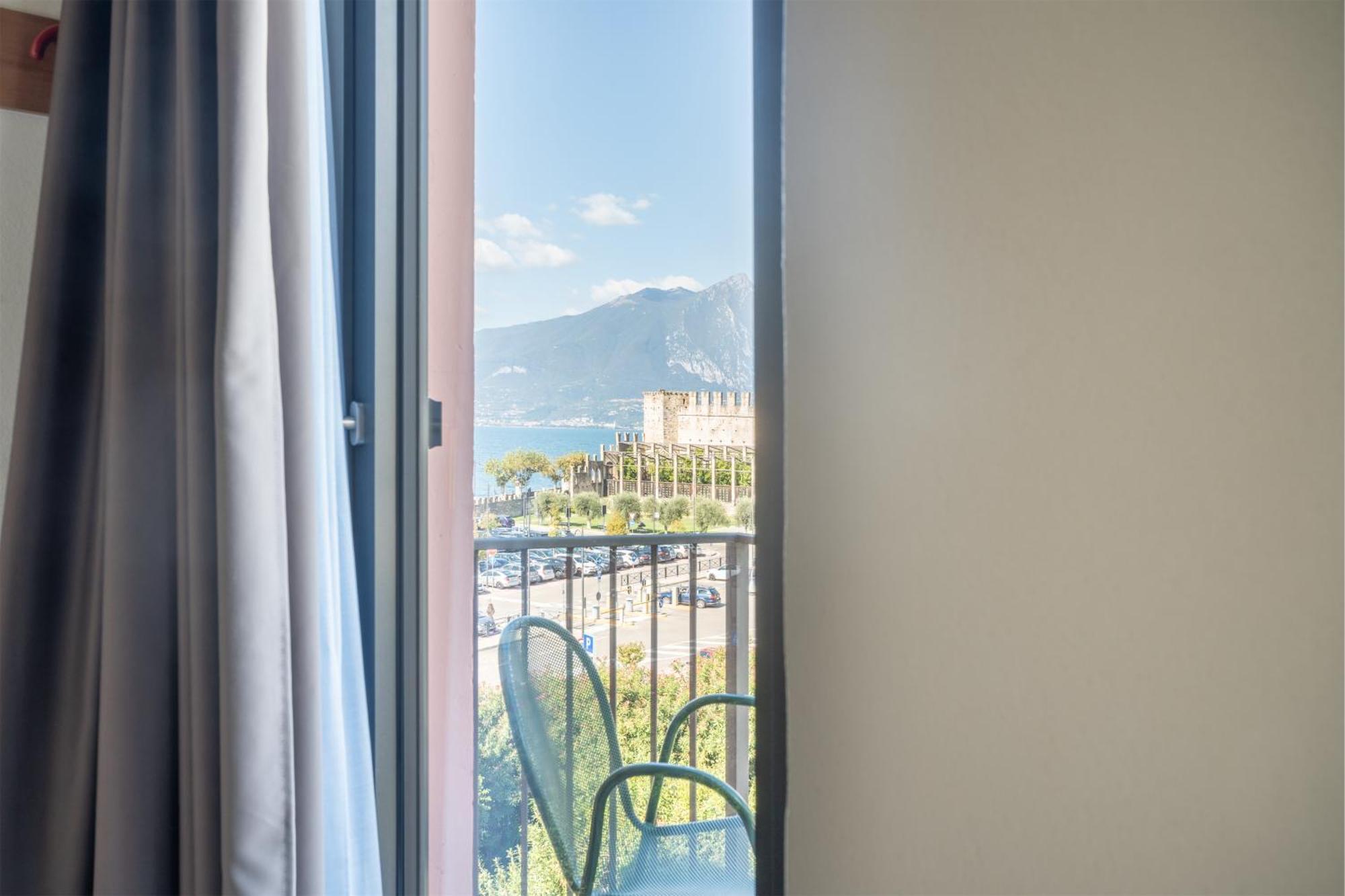 Hotel Al Castello Torri Del Benaco Exterior photo